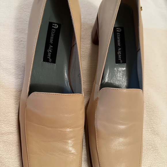 ETIENNE AIGNER vintage size 9.5 Leather upper, cream pumps. Never worn. - Picture 3 of 3